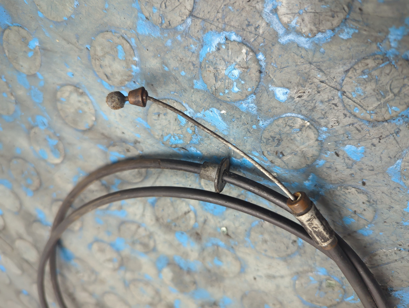 Трос открывания капота