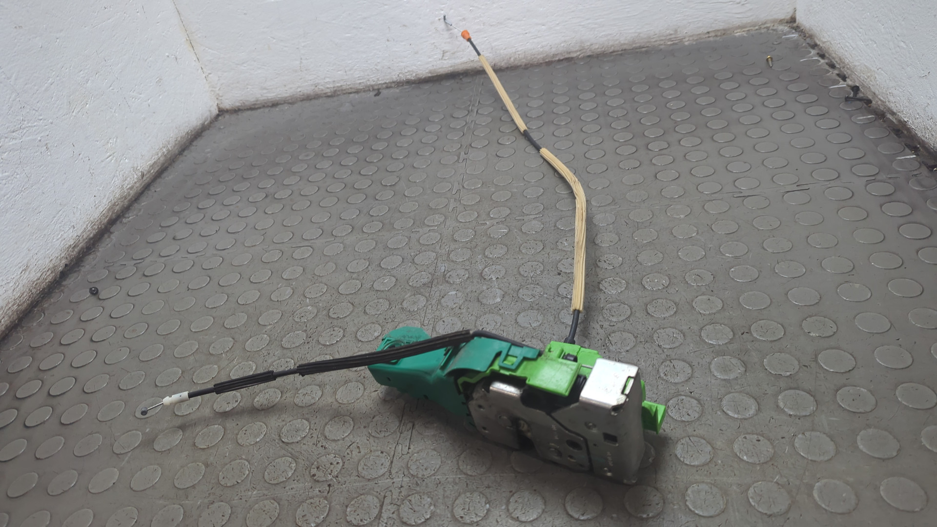 Замок двери передней правой