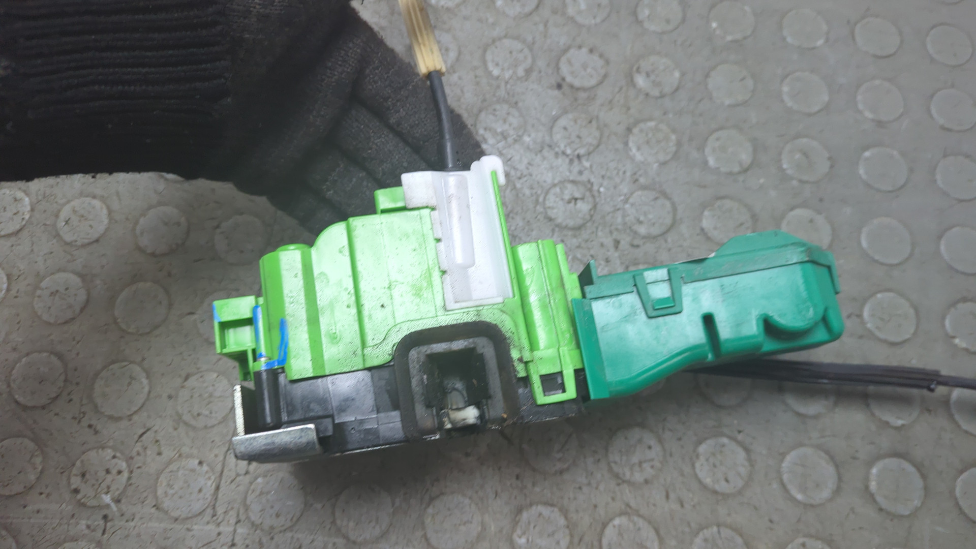 Замок двери передней правой