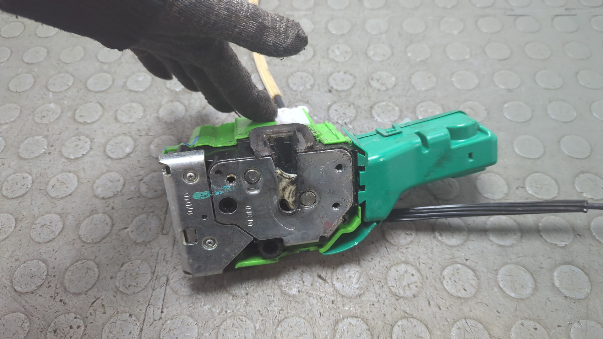 Замок двери передней правой