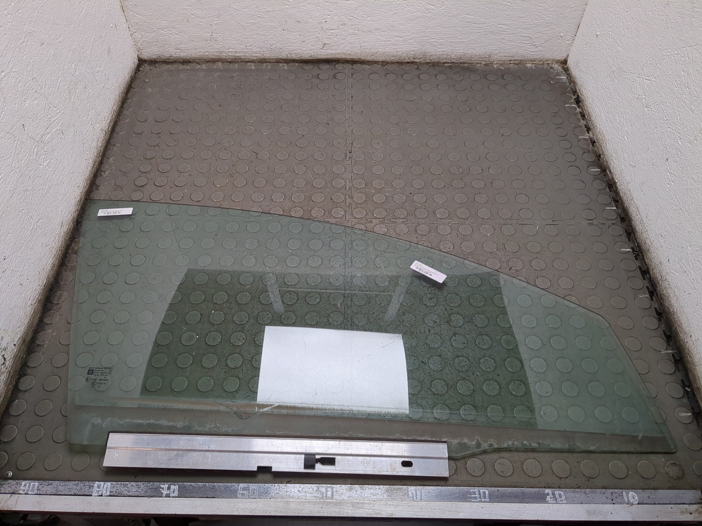 Стекло двери передней правой