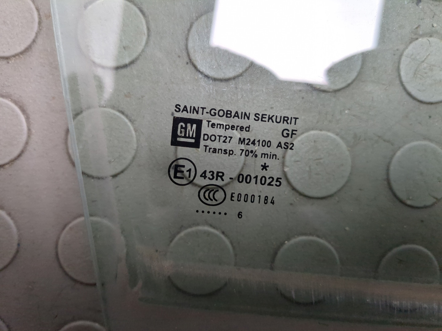 Стекло двери передней правой