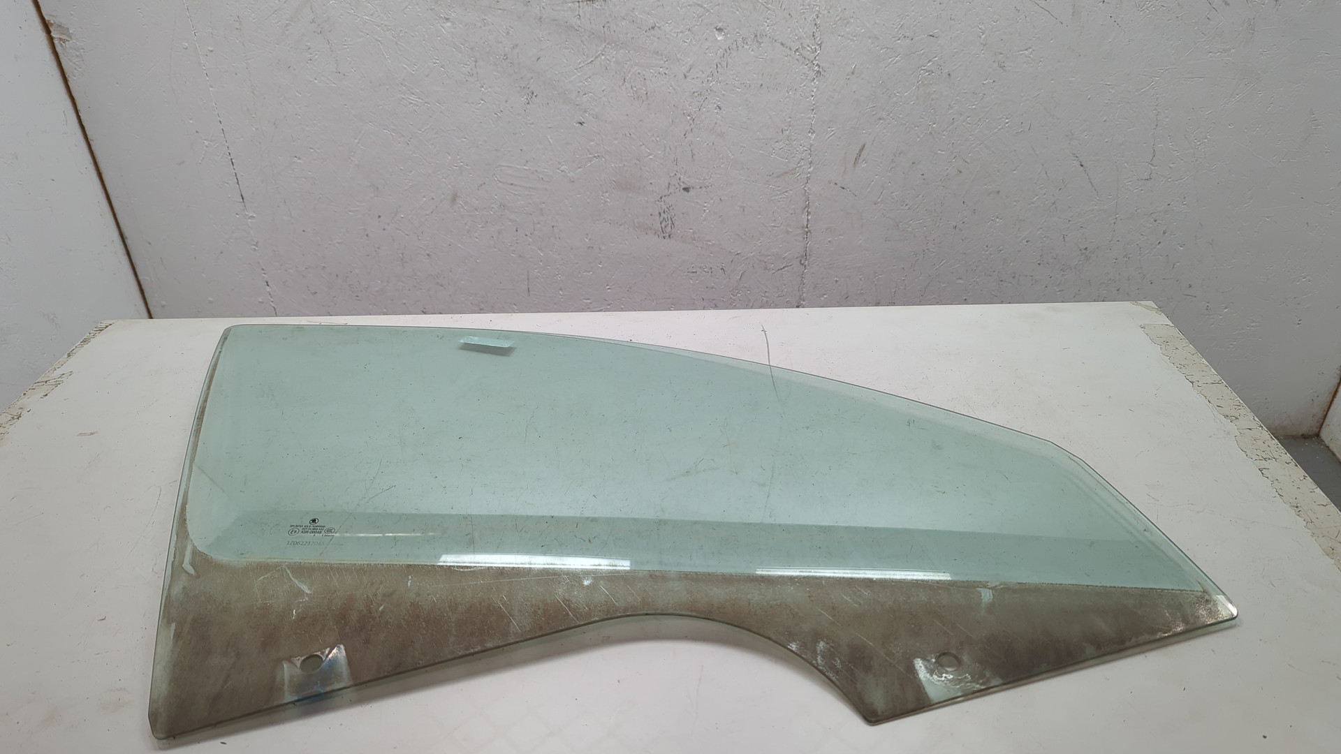 Стекло двери передней правой