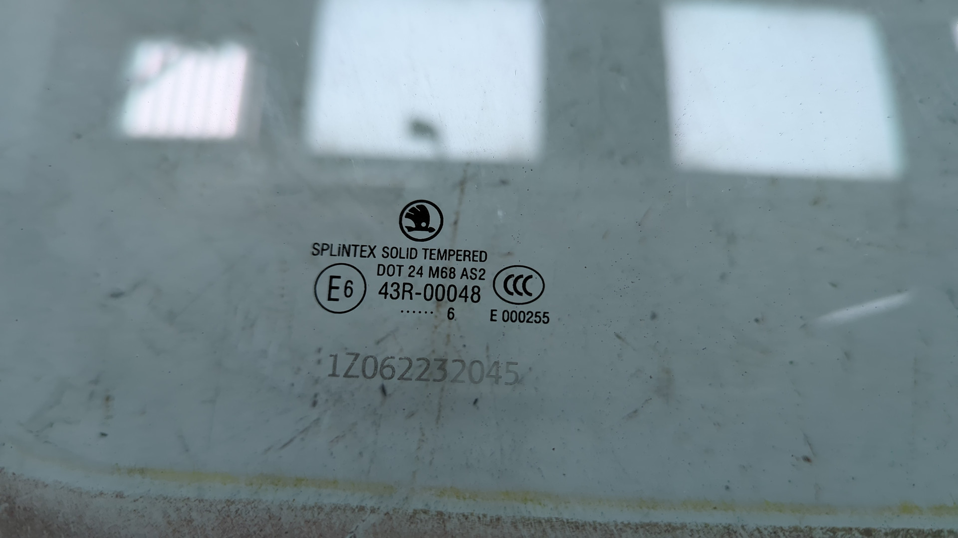 Стекло двери передней правой