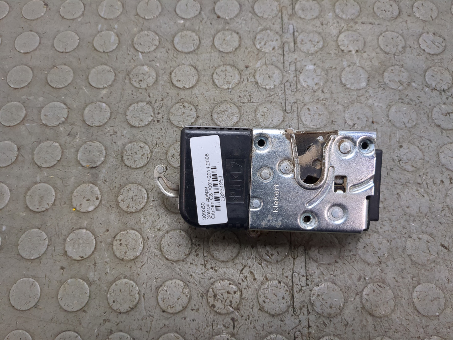 Замок двери передней левой