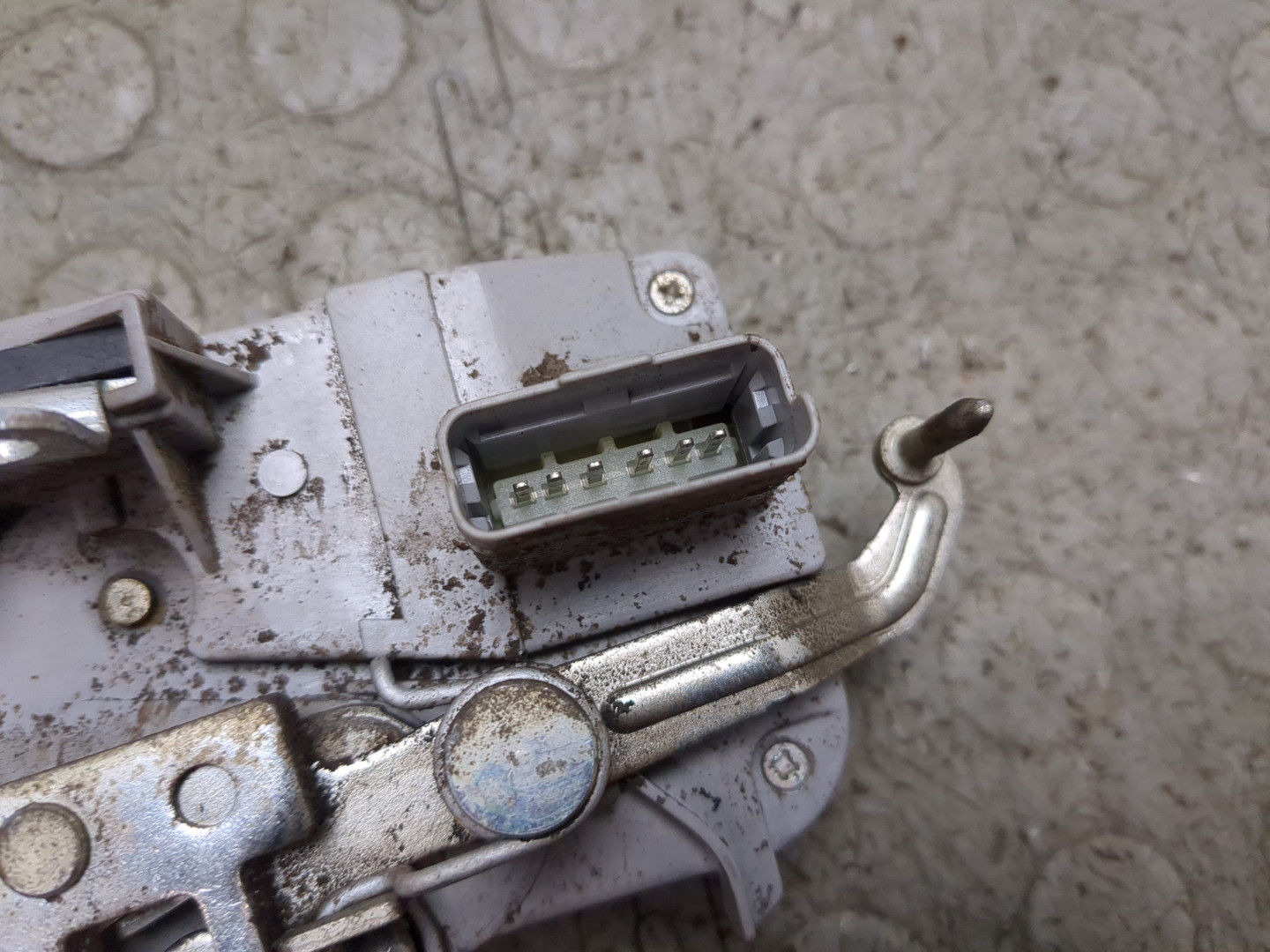 Замок двери передней левой