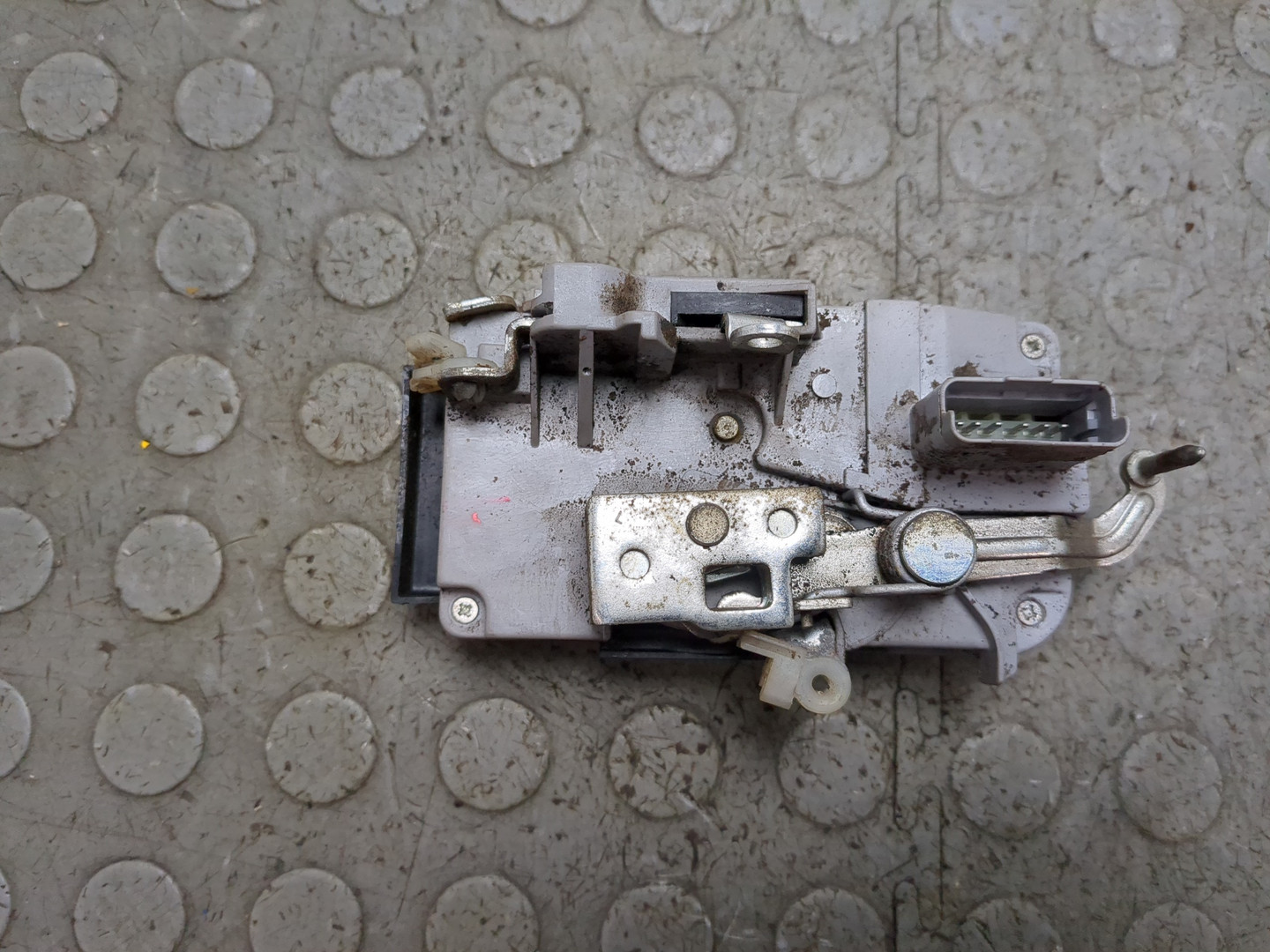 Замок двери передней левой