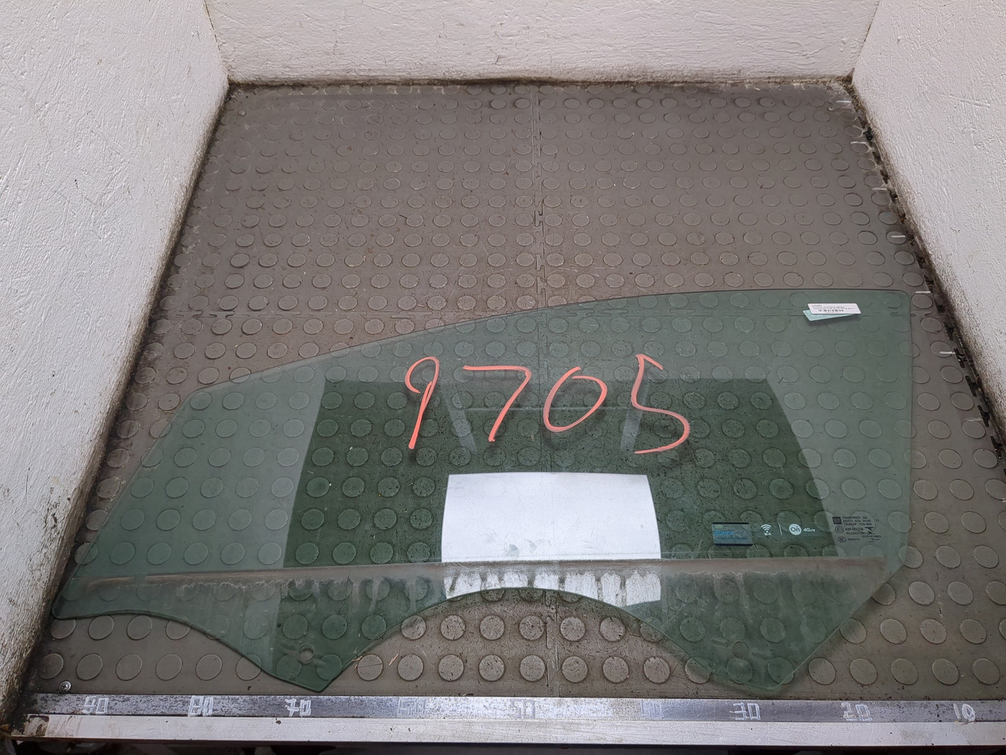 Стекло двери передней левой