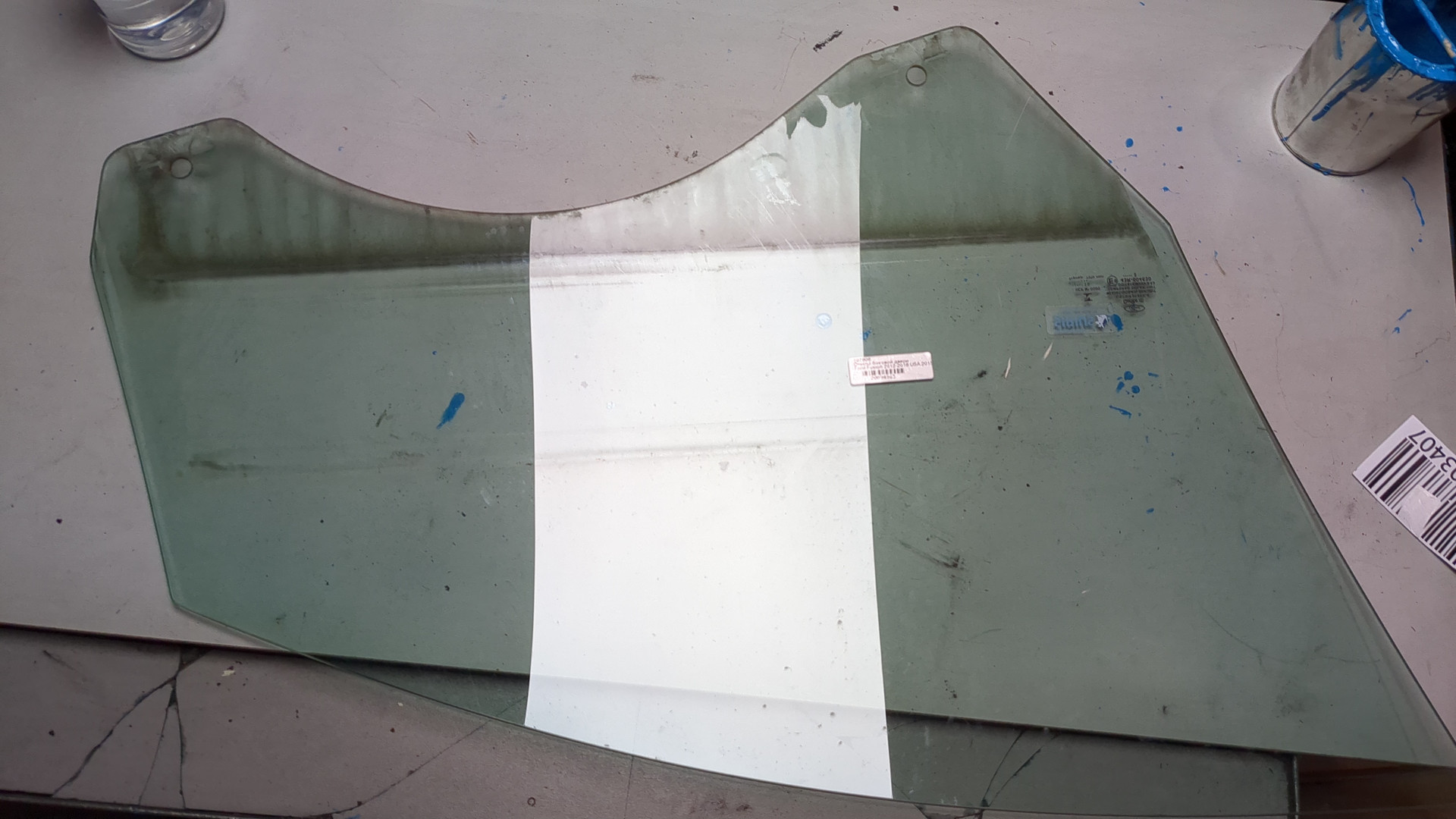 Стекло двери передней левой