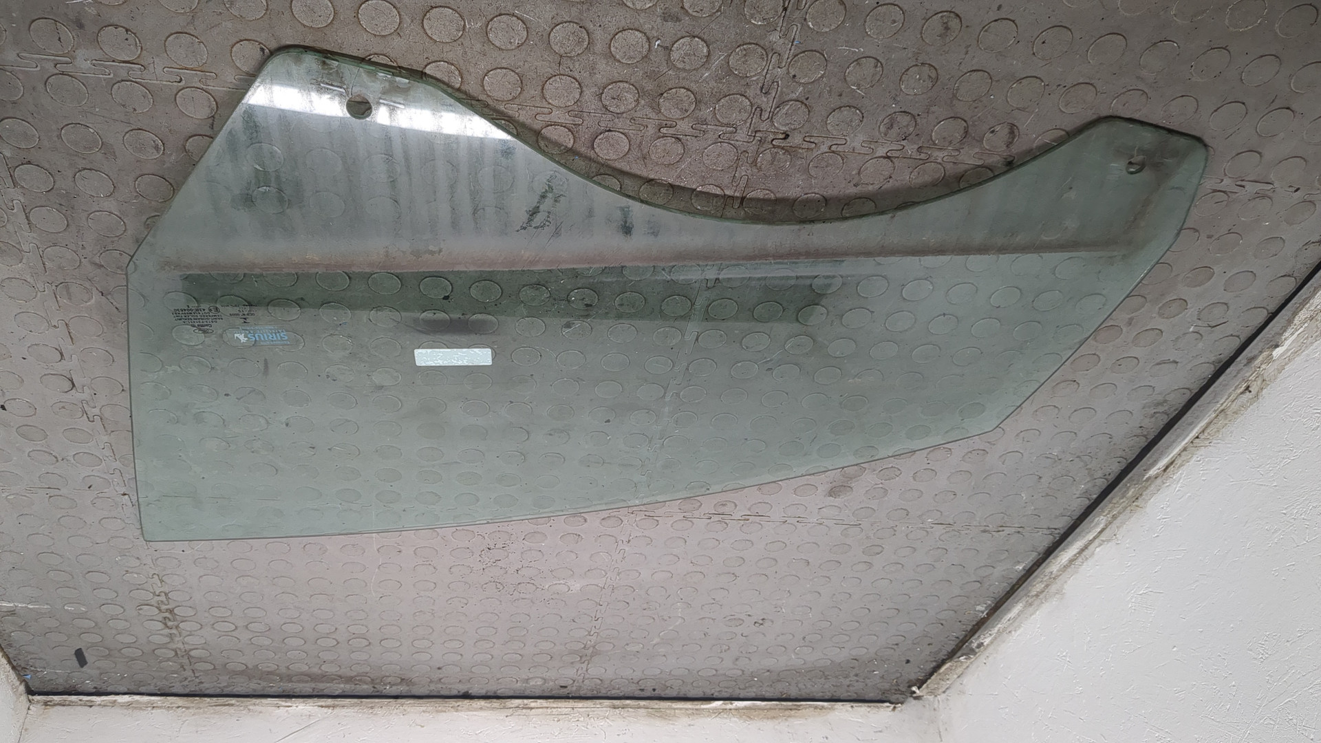 Стекло двери передней левой