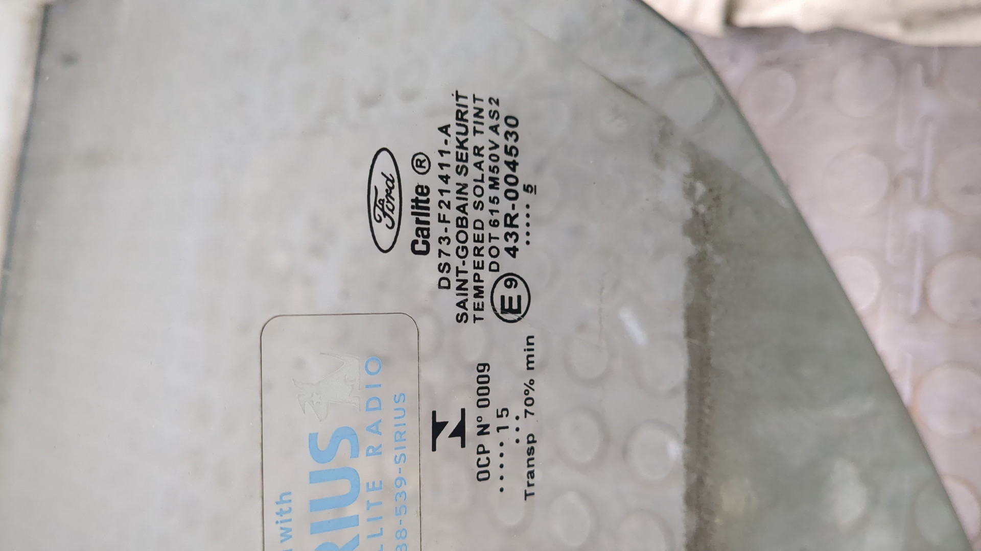 Стекло двери передней левой