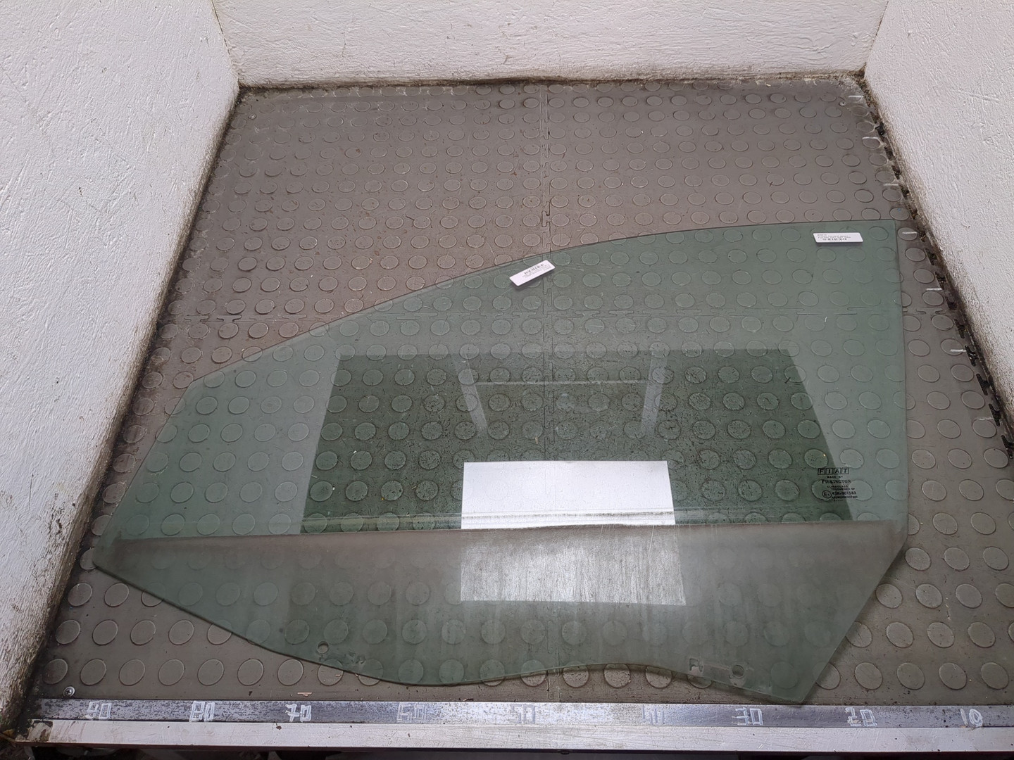 Стекло двери передней левой