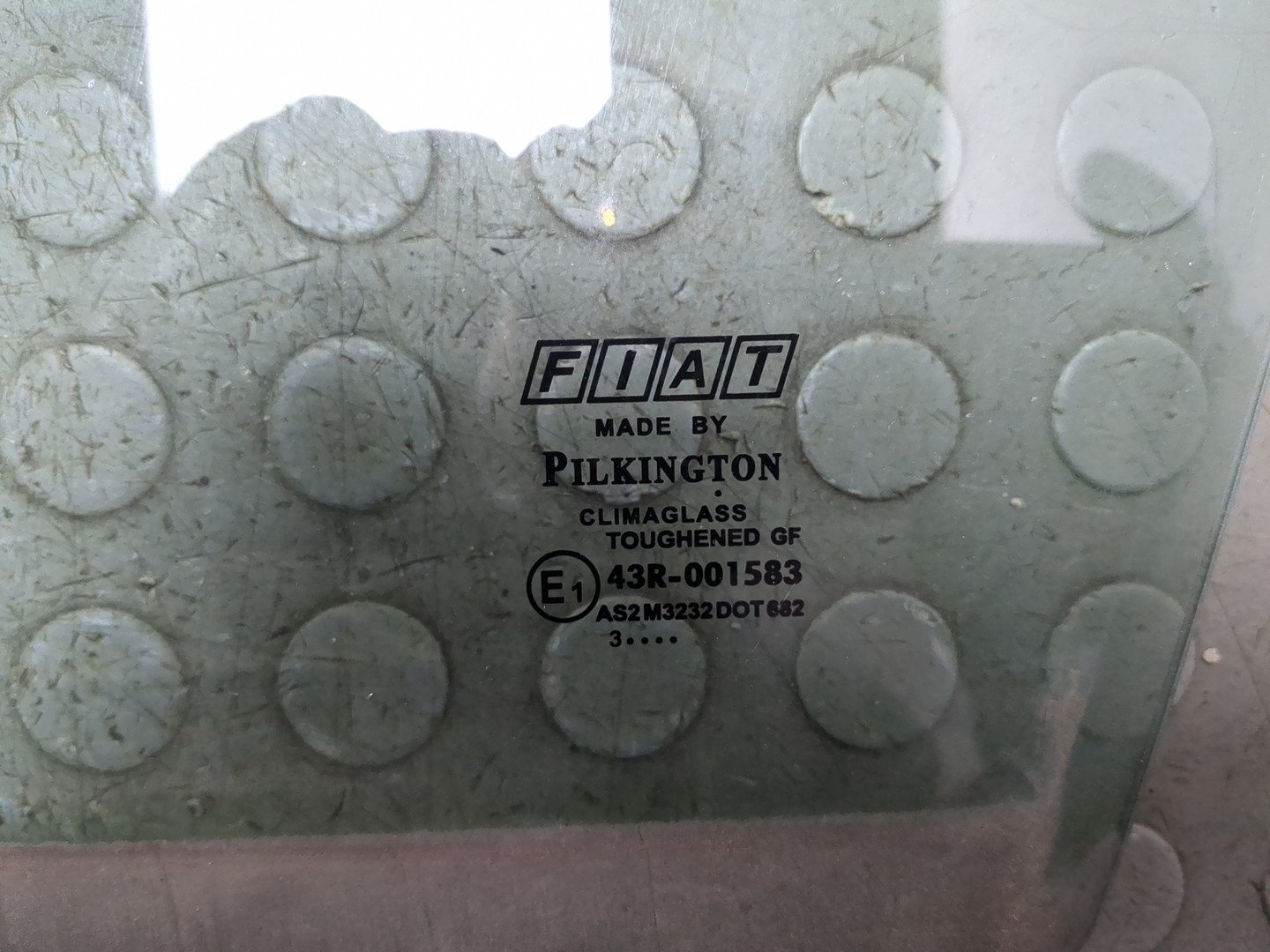 Стекло двери передней левой