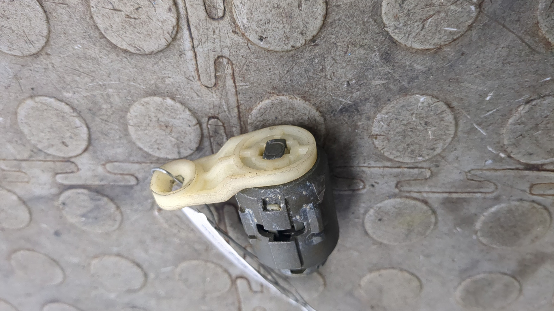 Вставка замка двери