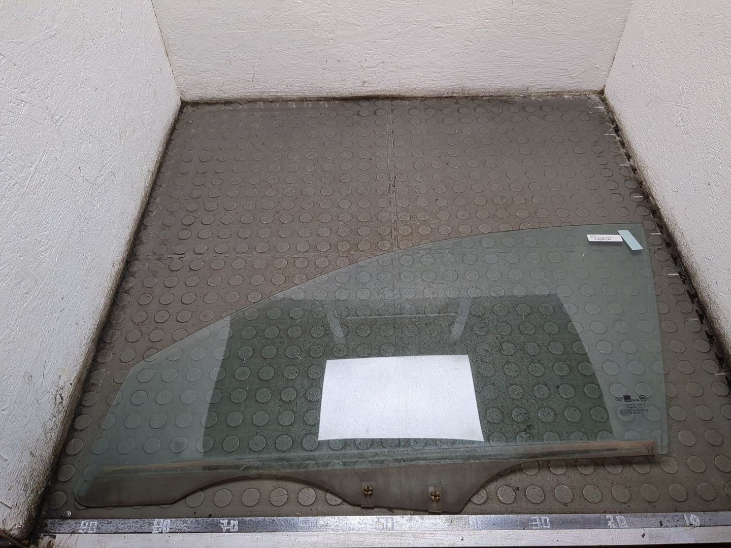 Стекло двери передней левой