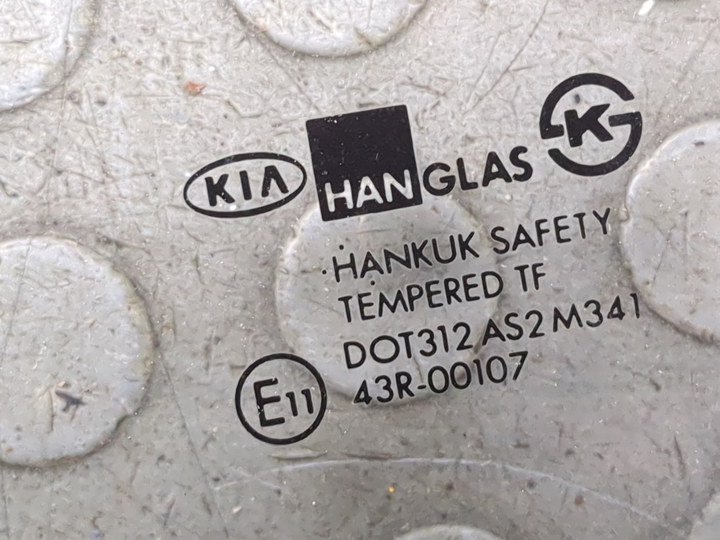 Стекло двери передней левой