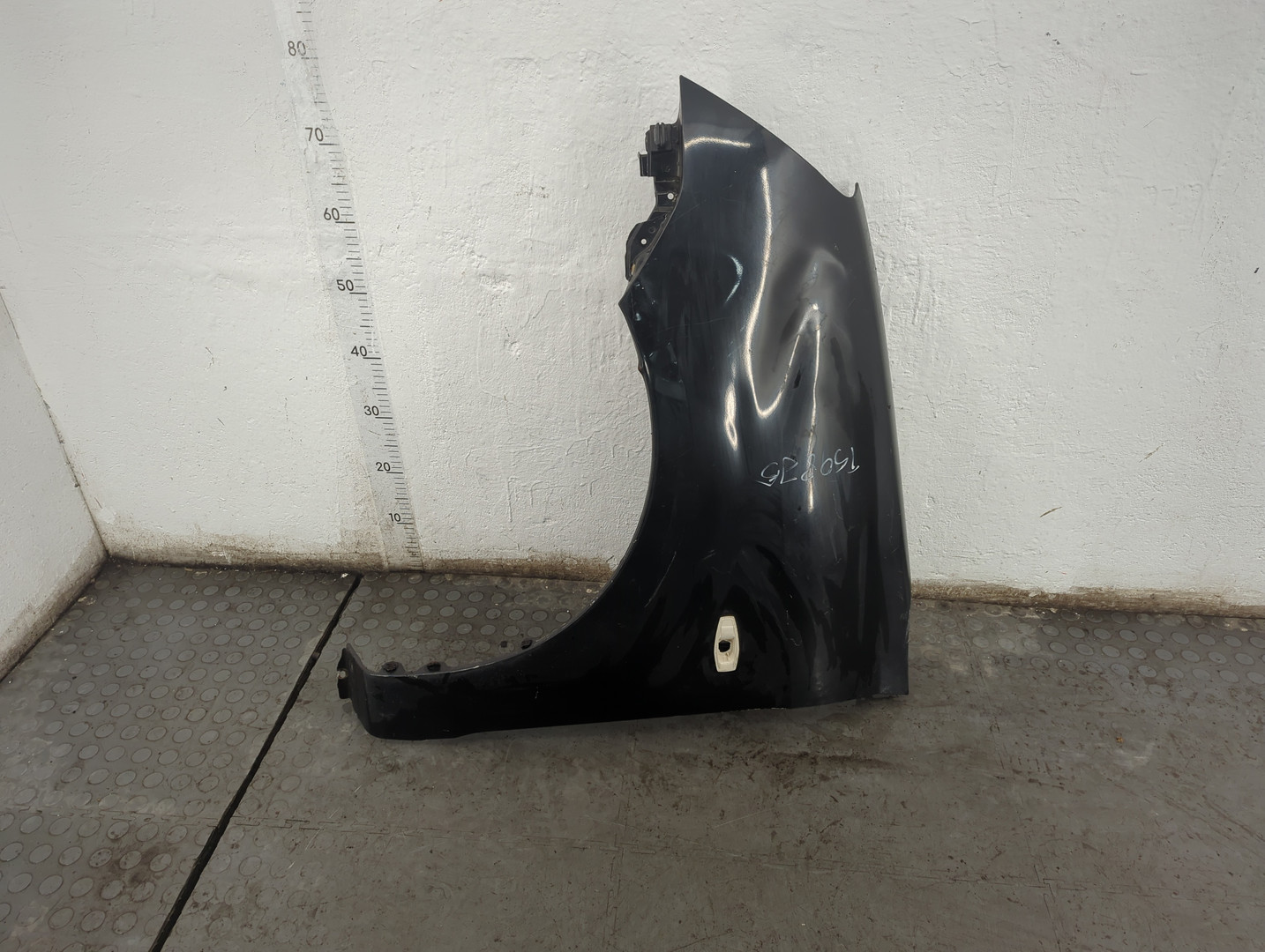 Крыло переднее левое