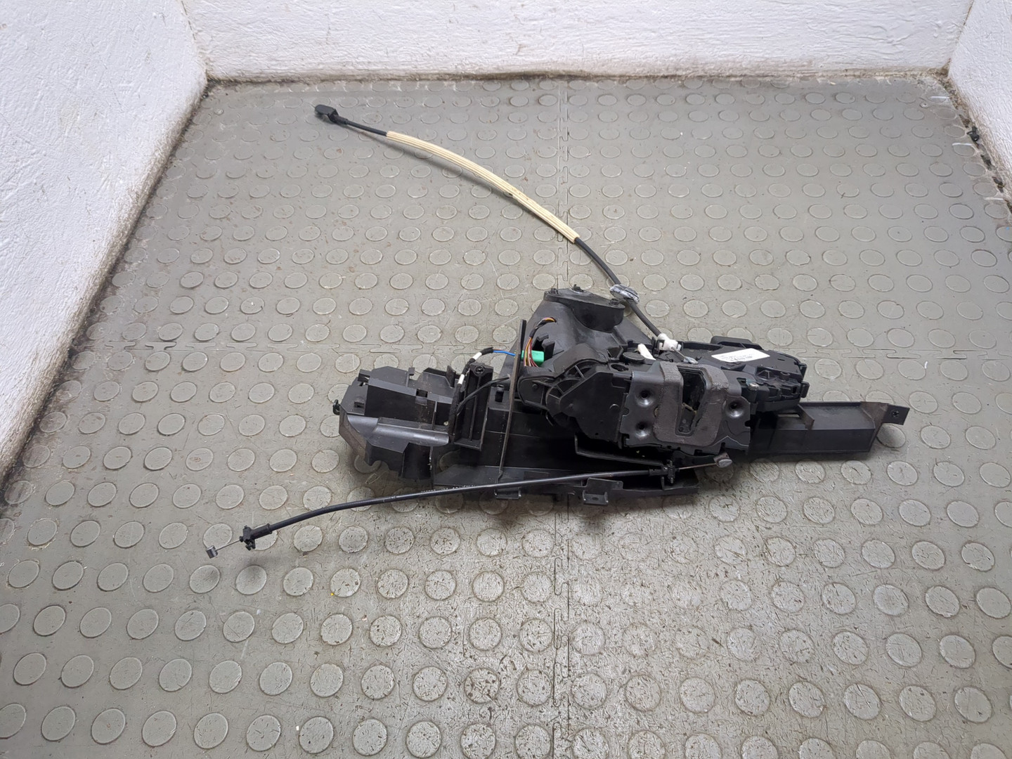 Замок двери передней левой