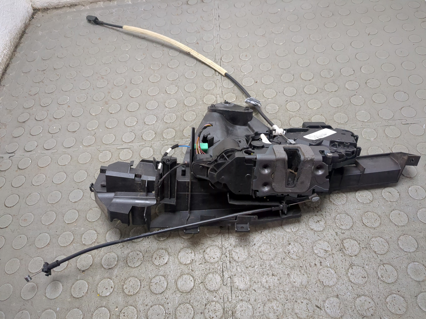 Замок двери передней левой