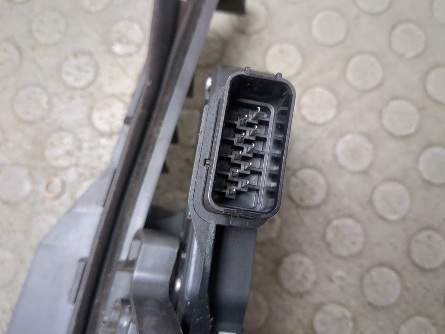 Замок двери передней левой