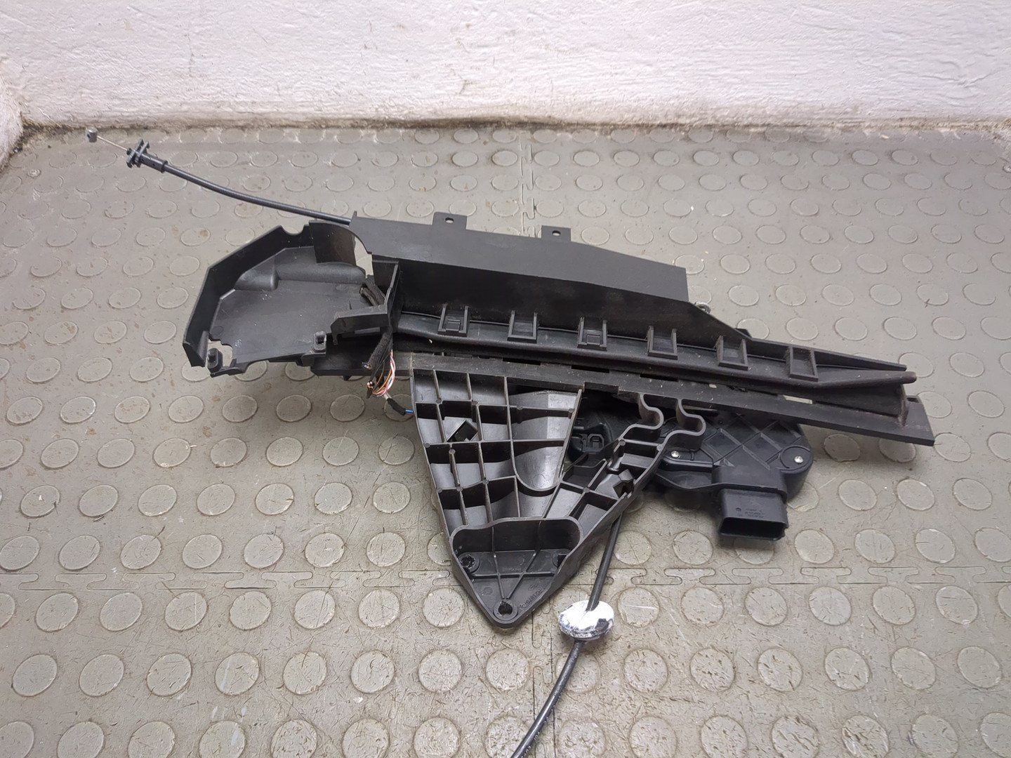 Замок двери передней левой