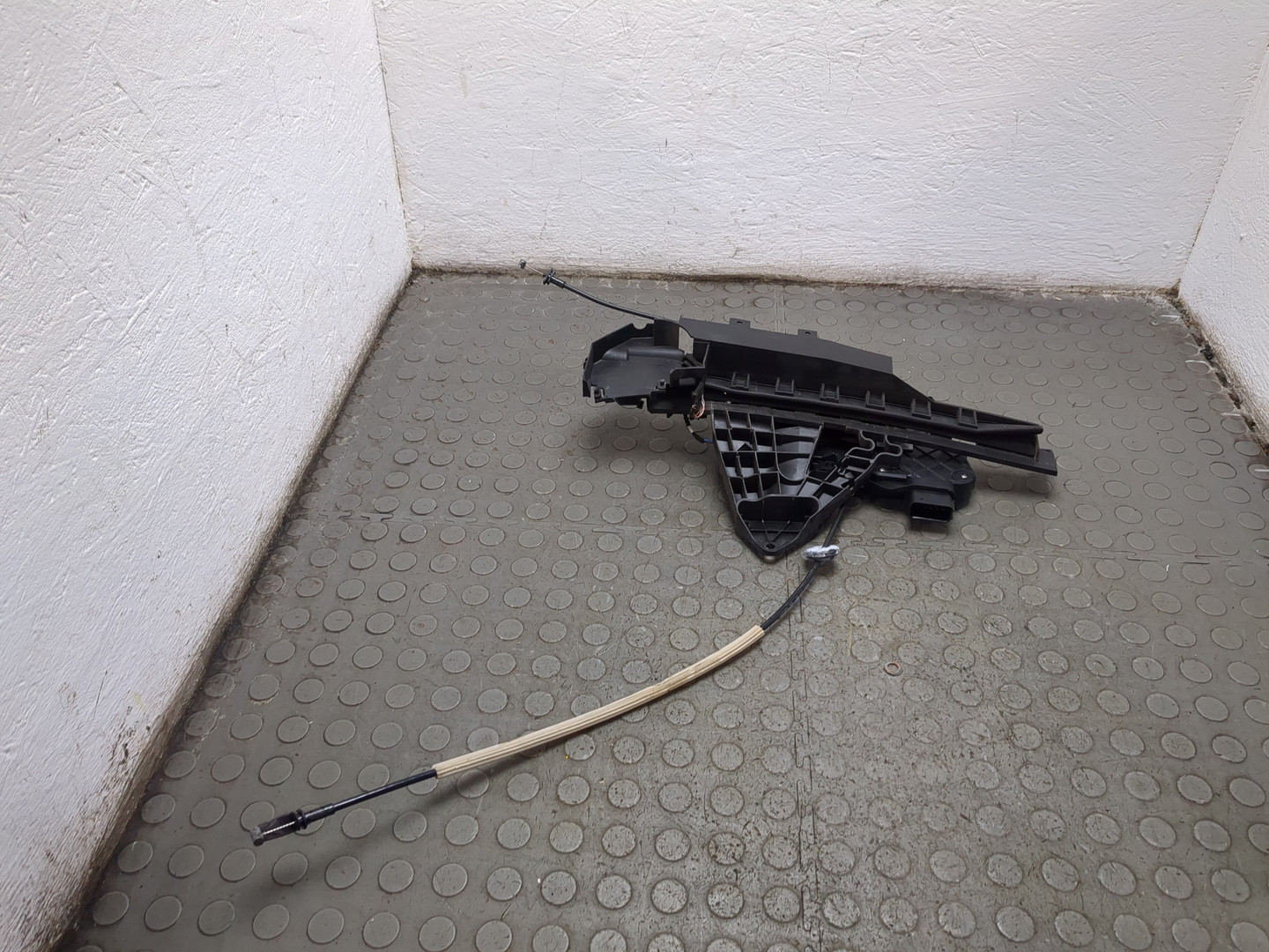 Замок двери передней левой