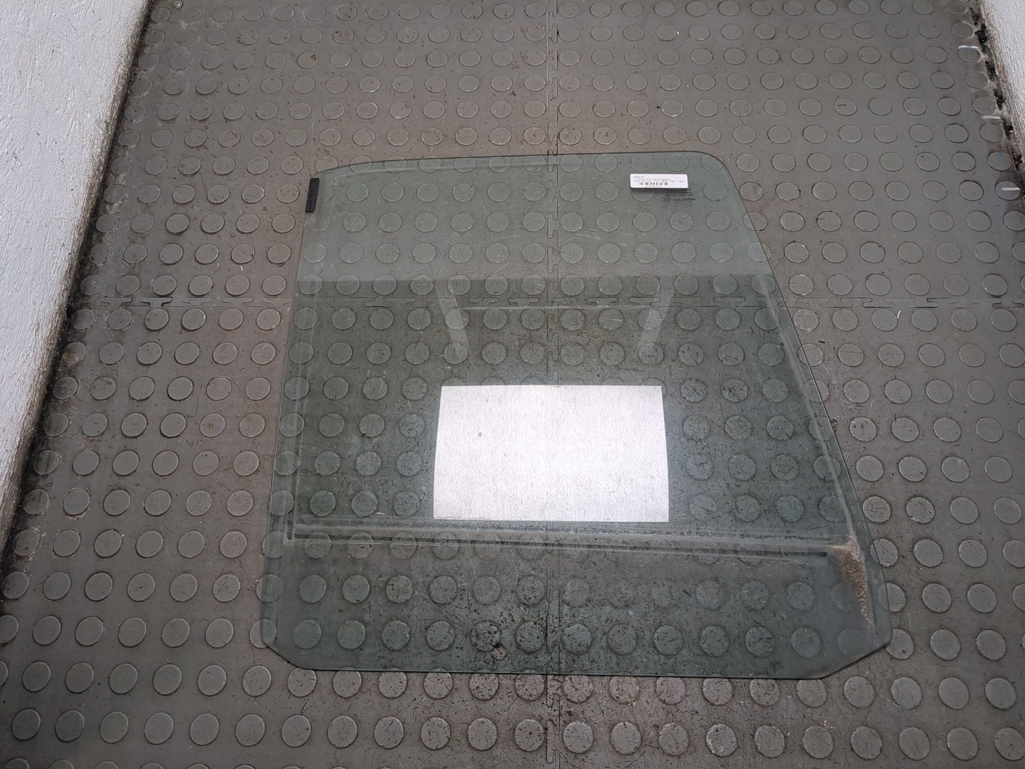 Стекло двери задней правой