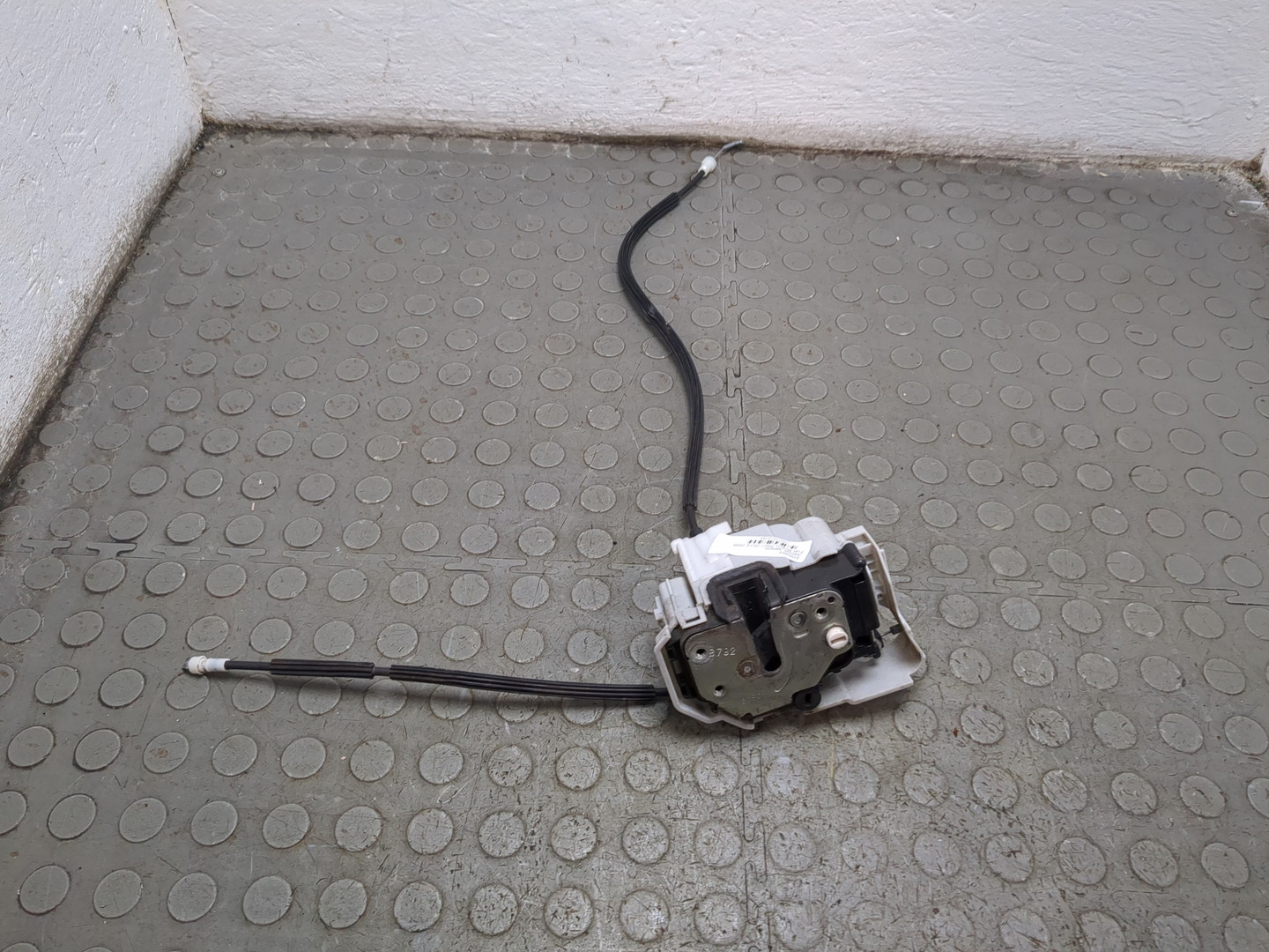 Замок двери задней левой