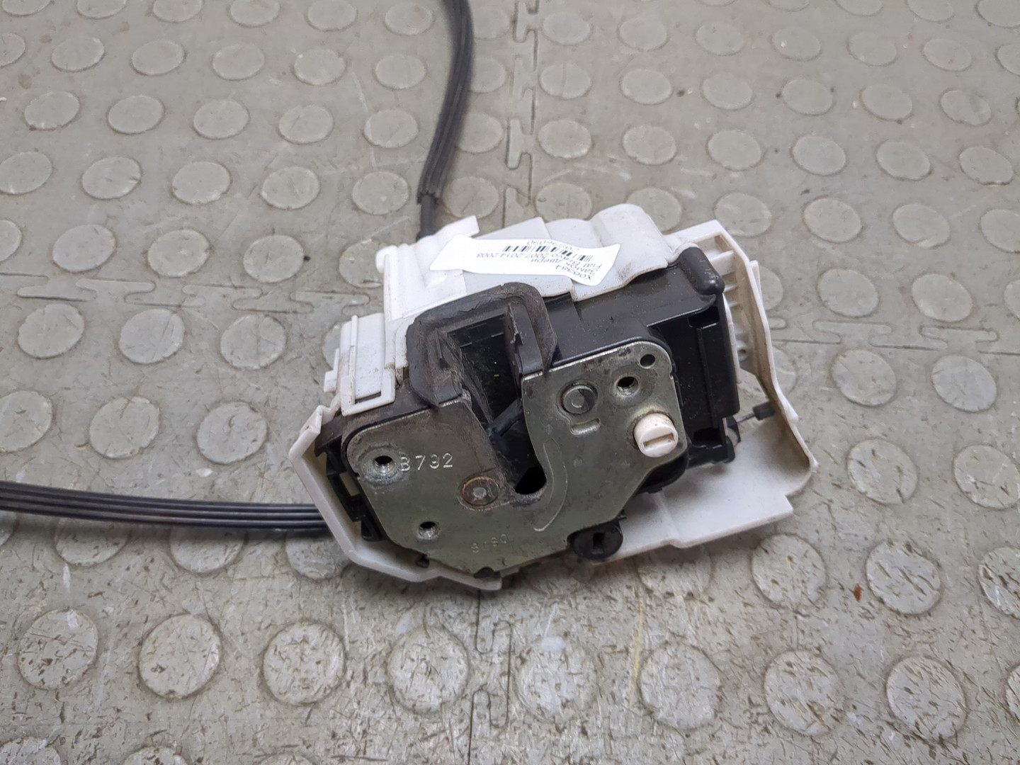 Замок двери задней левой