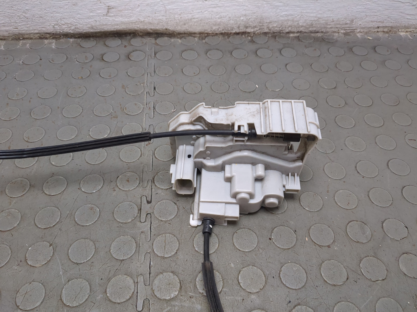 Замок двери задней левой