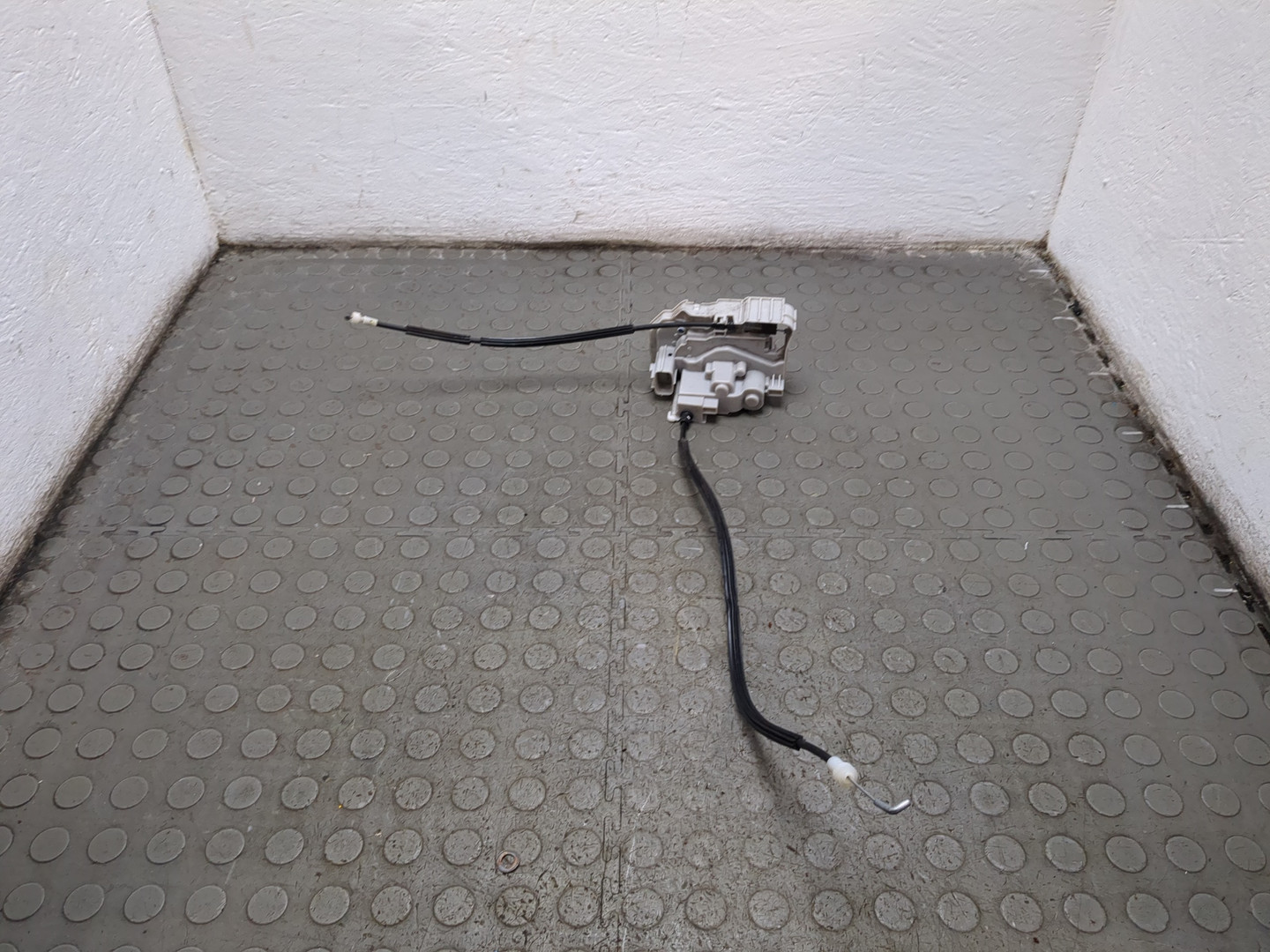 Замок двери задней левой