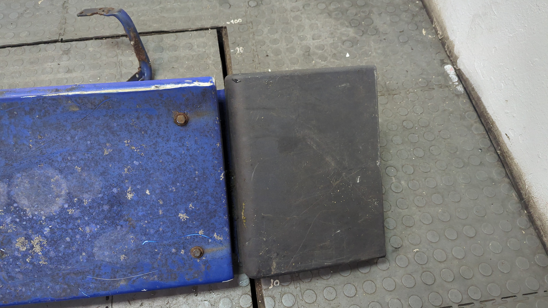 Спойлер переднего бампера левый