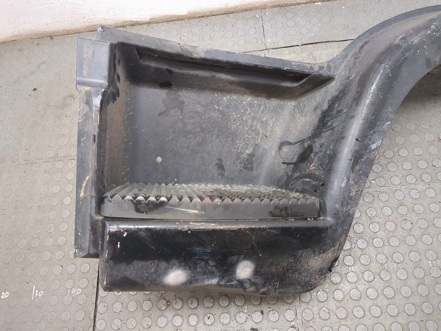 Подножка левая