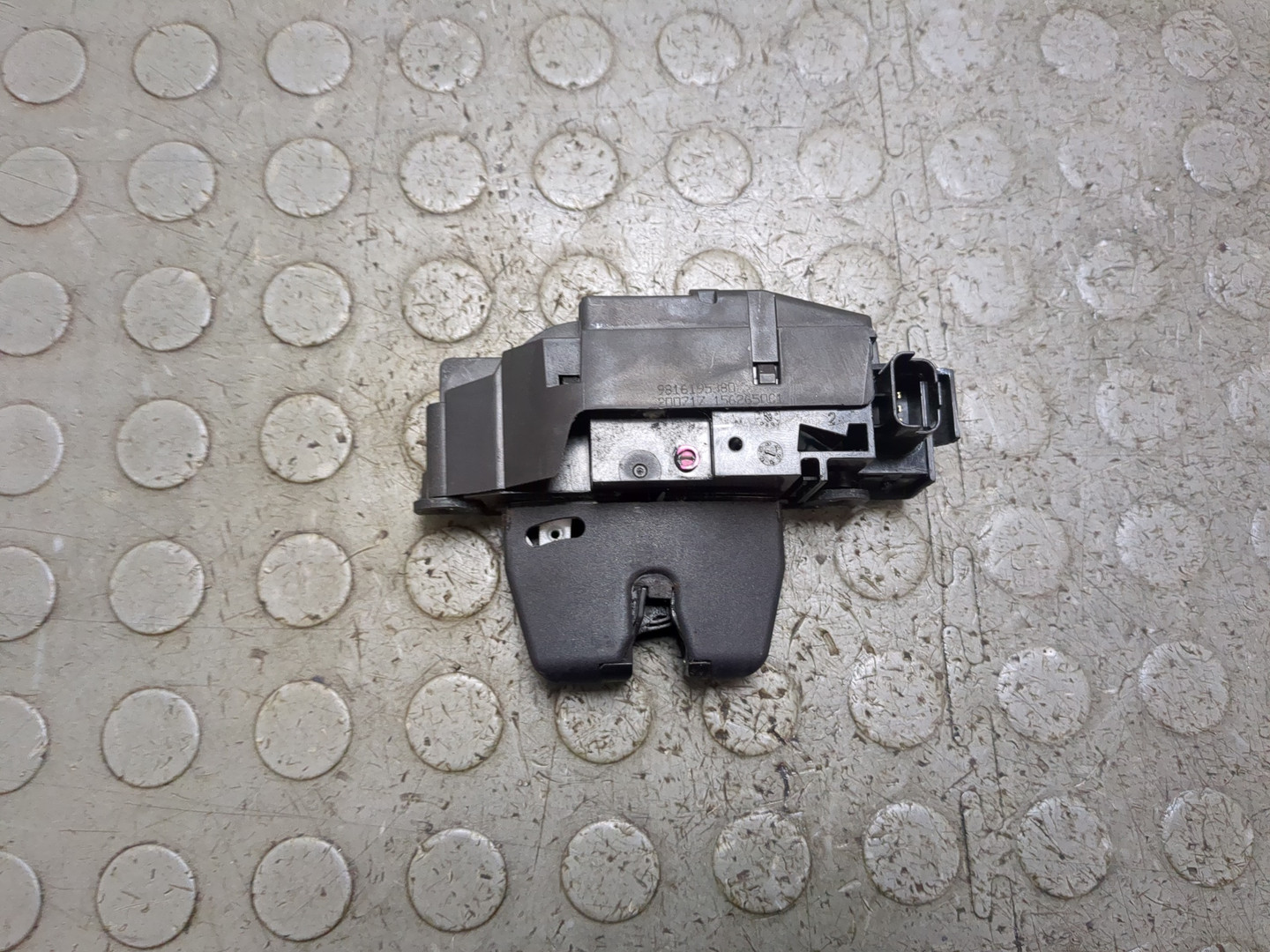 Замок багажника