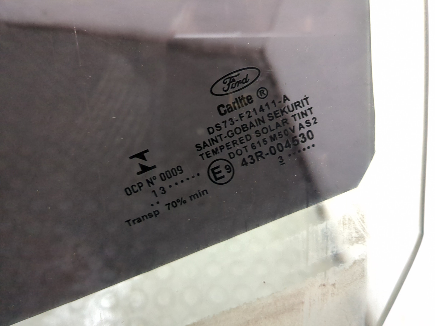 Стекло двери передней левой