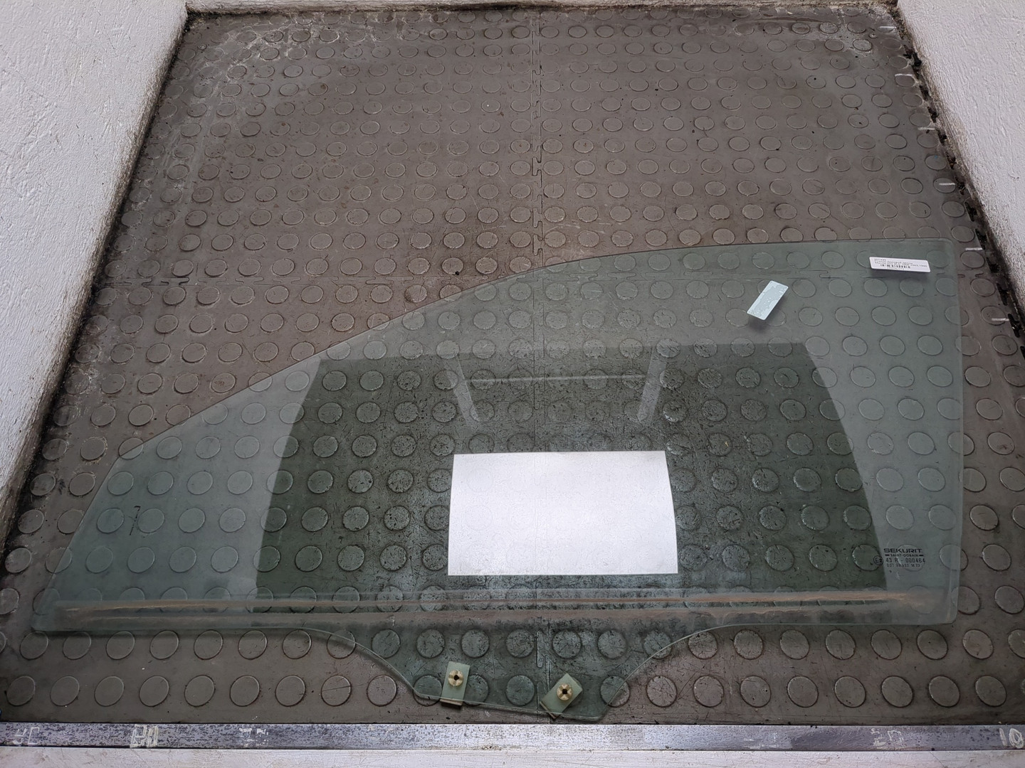 Стекло двери передней левой