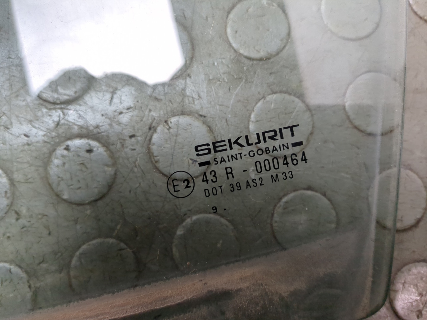 Стекло двери передней левой