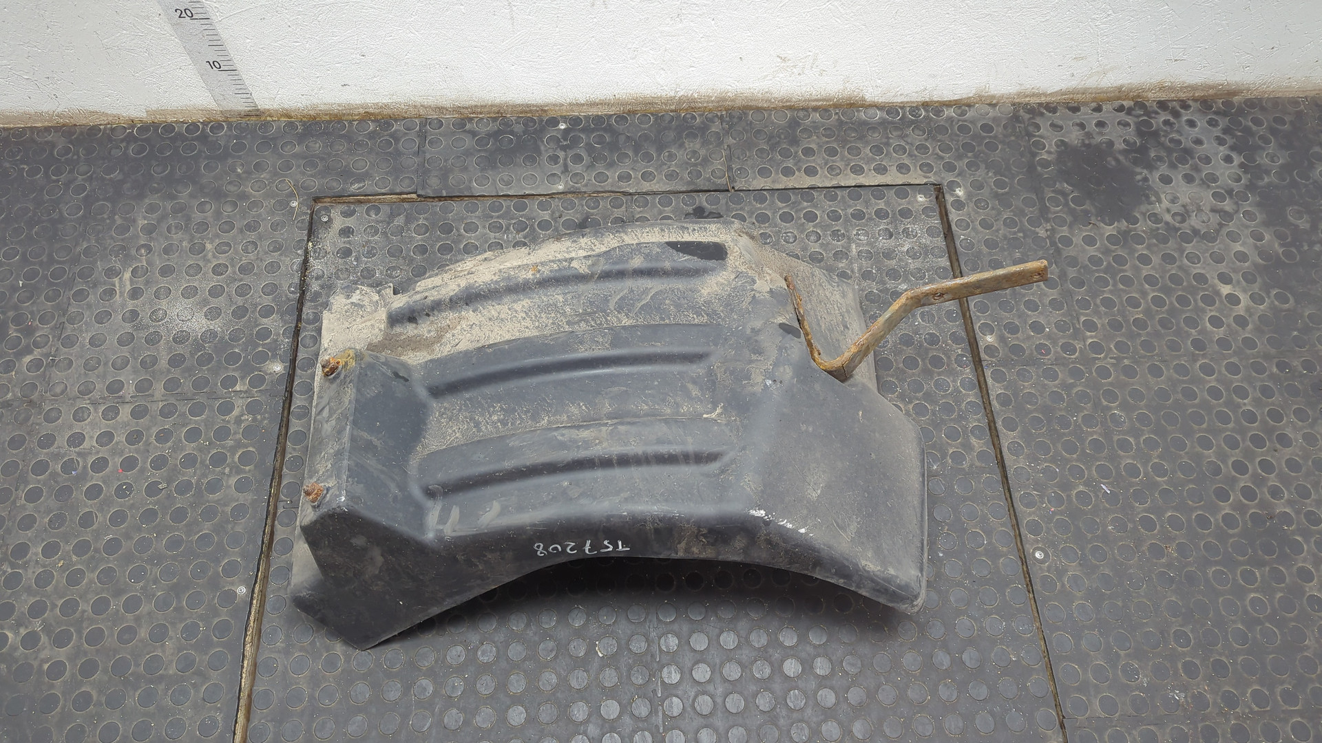 Крыло переднее правое