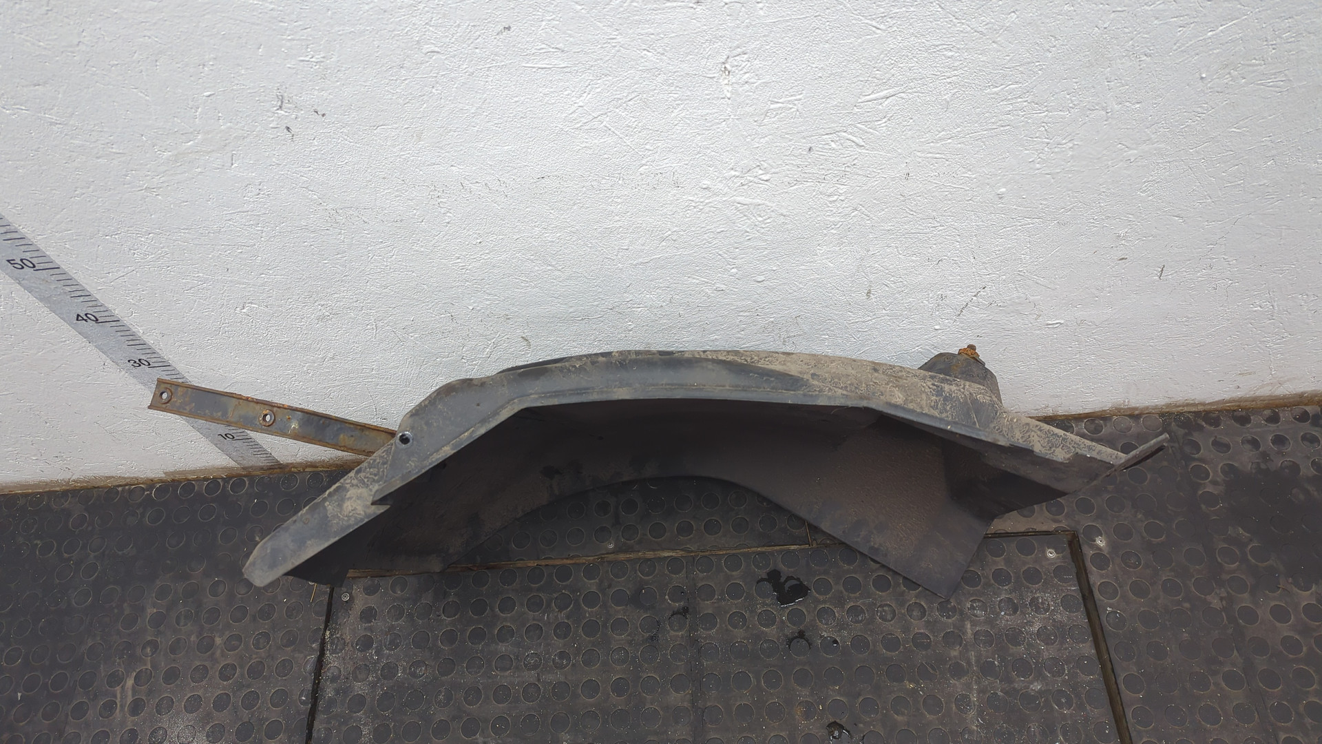 Крыло переднее правое