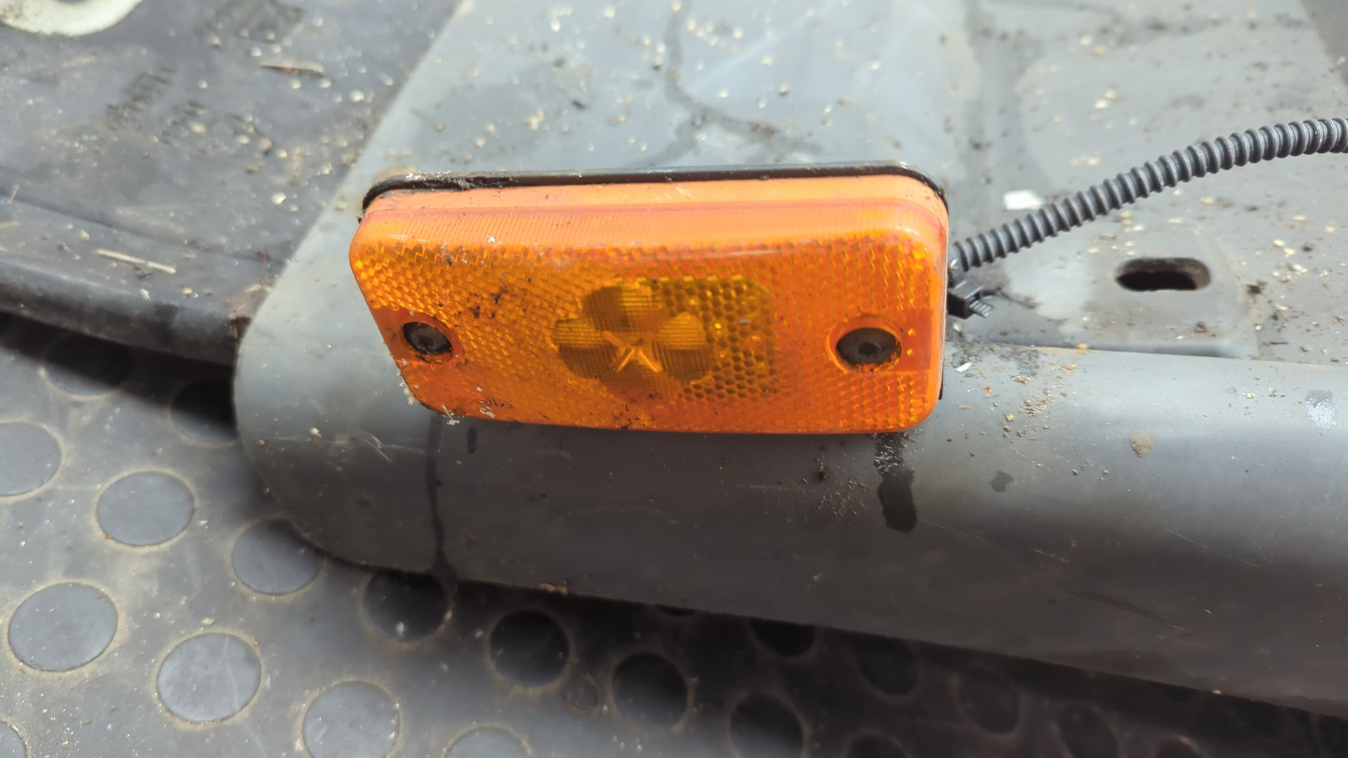 Крыло переднее правое