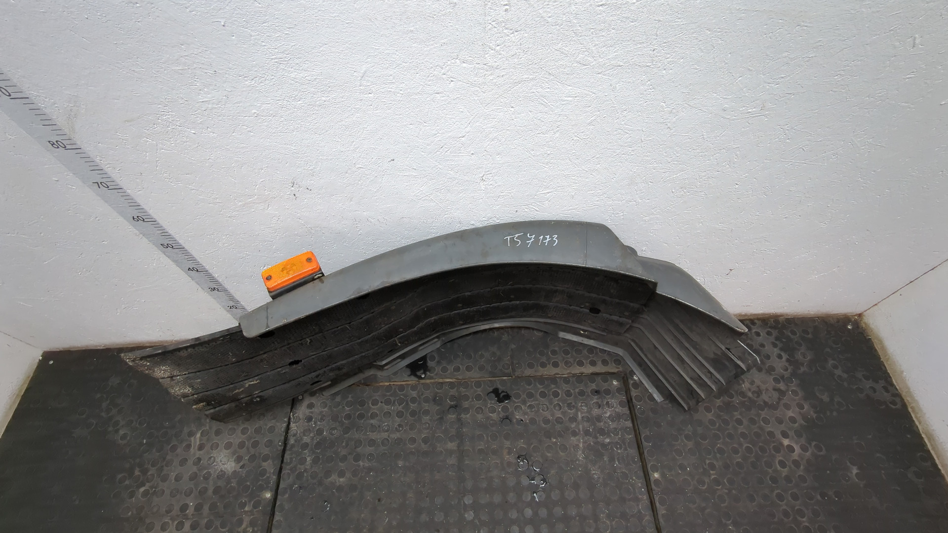 Крыло переднее правое