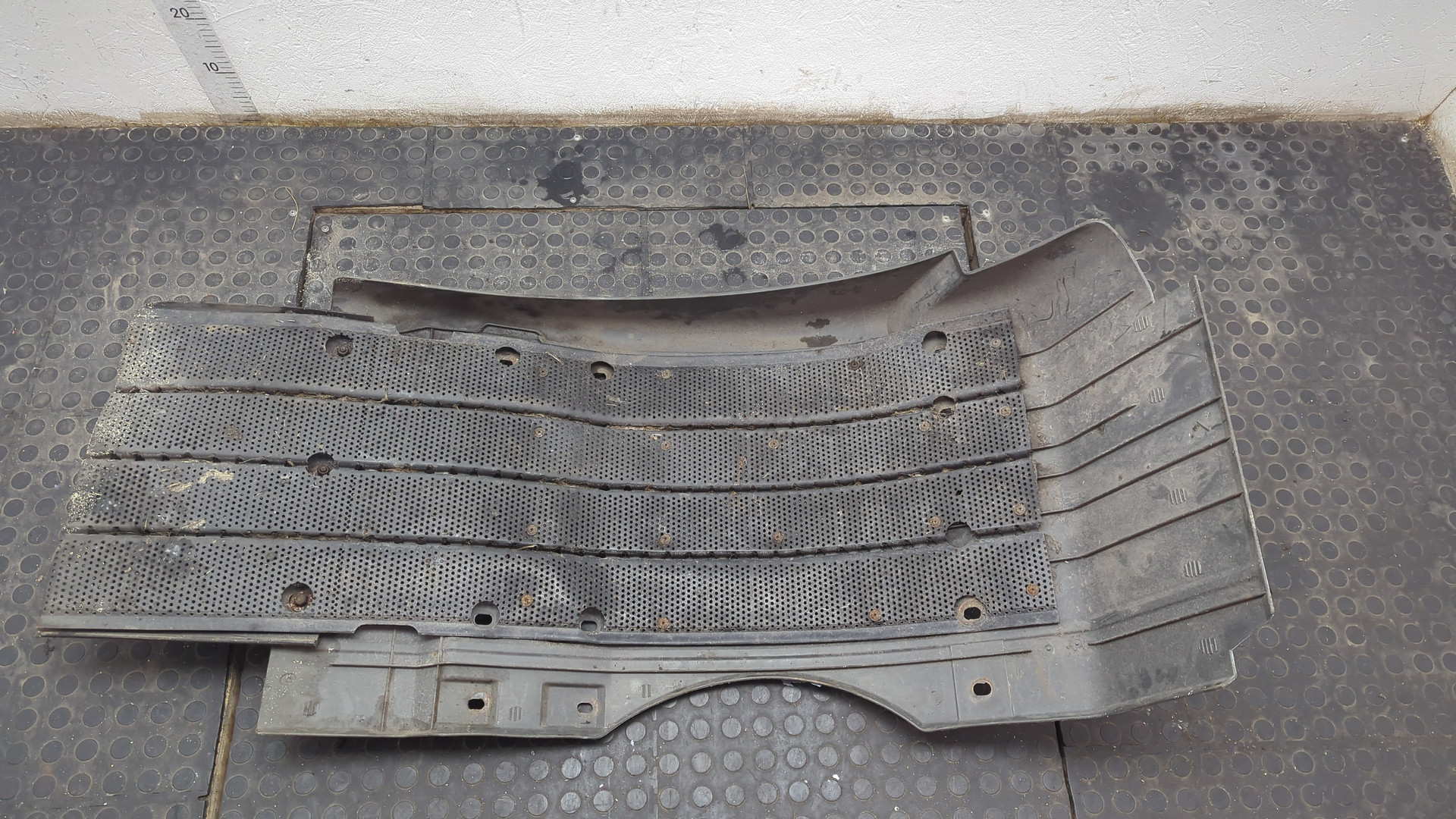 Крыло переднее правое