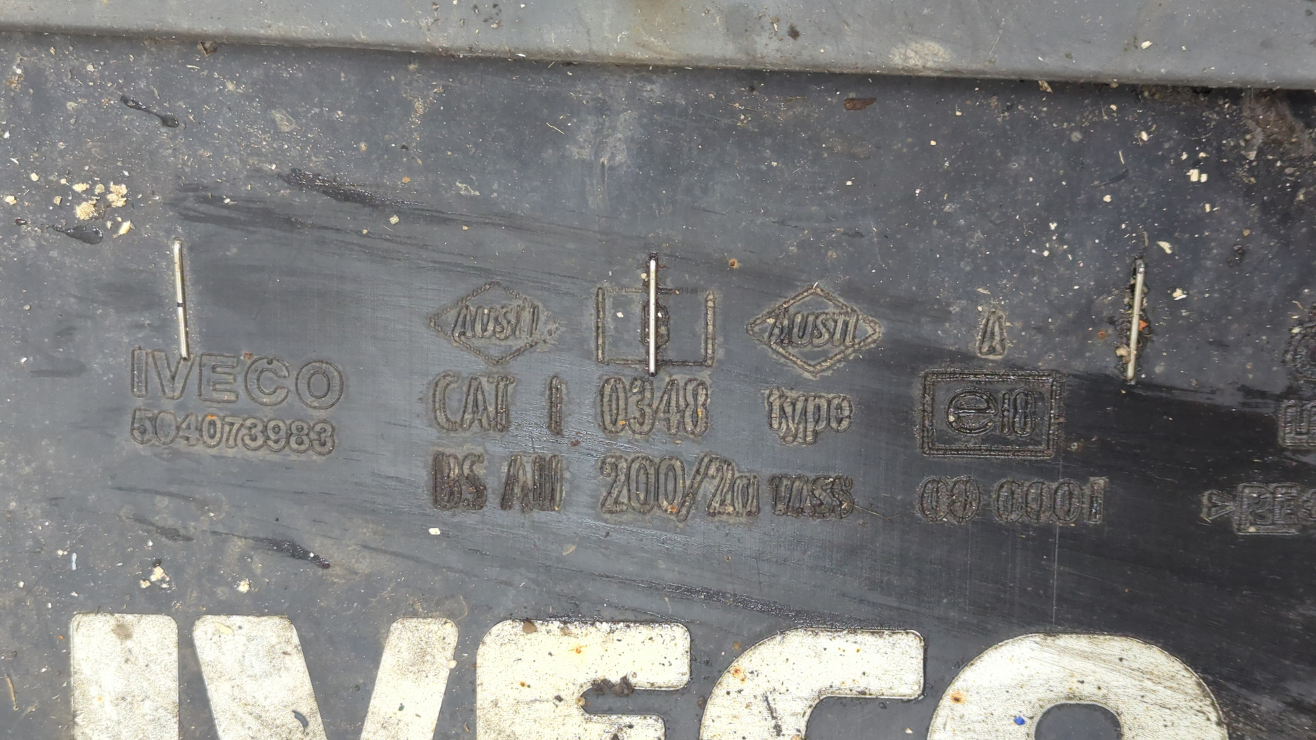 Крыло переднее правое