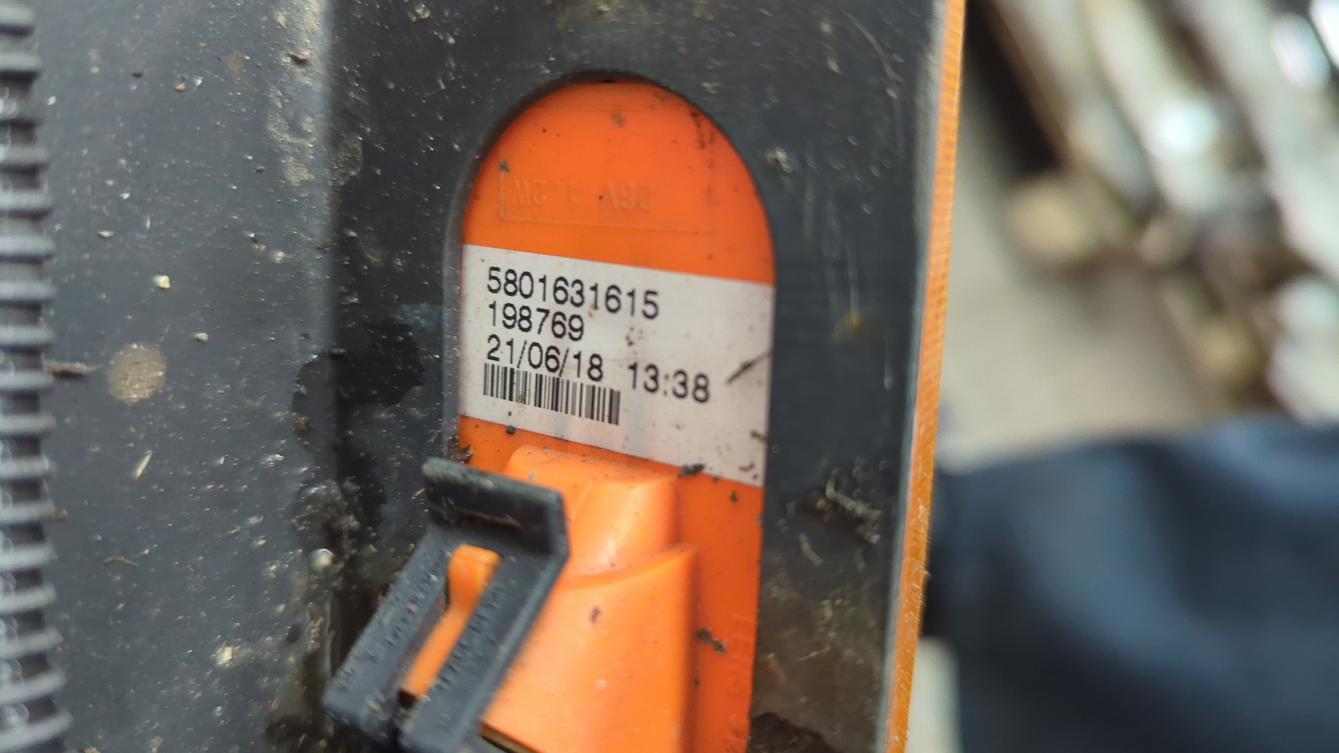 Крыло переднее правое