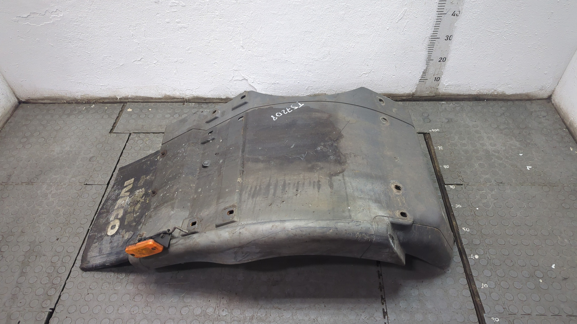 Крыло переднее правое