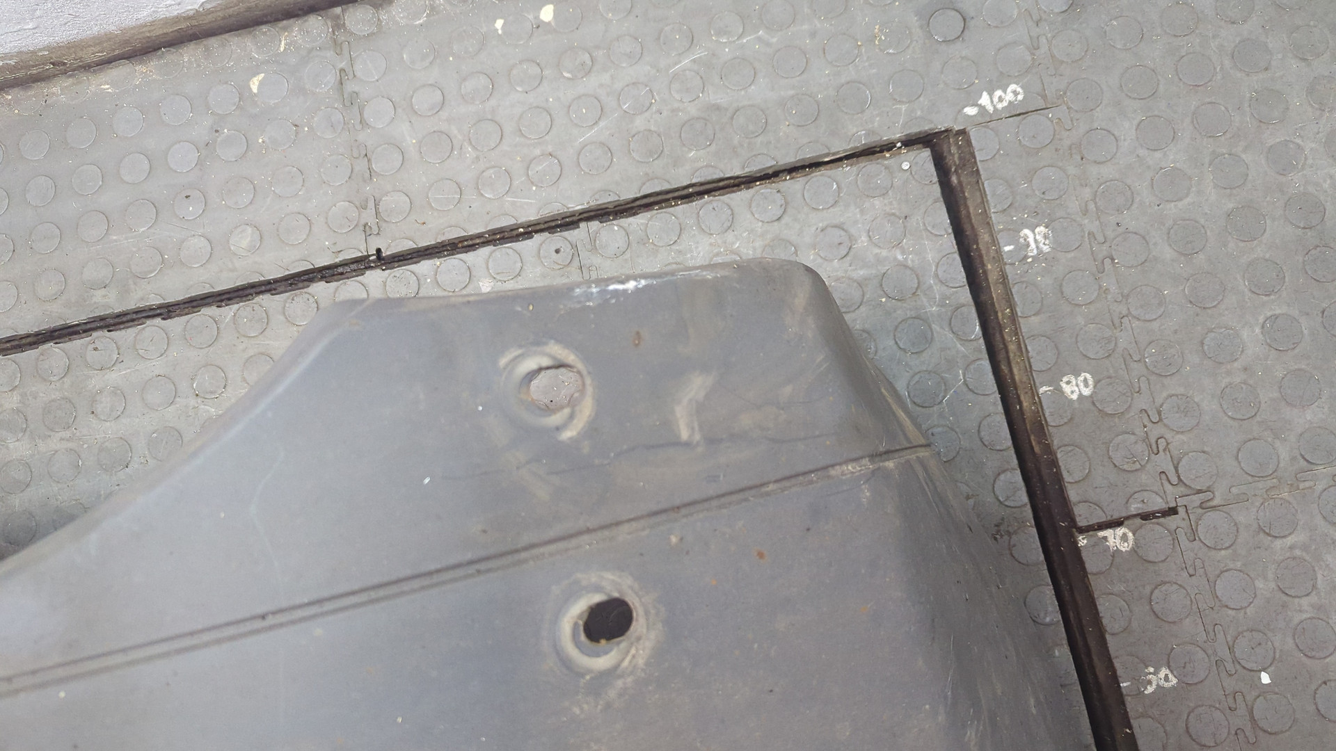 Крыло переднее правое