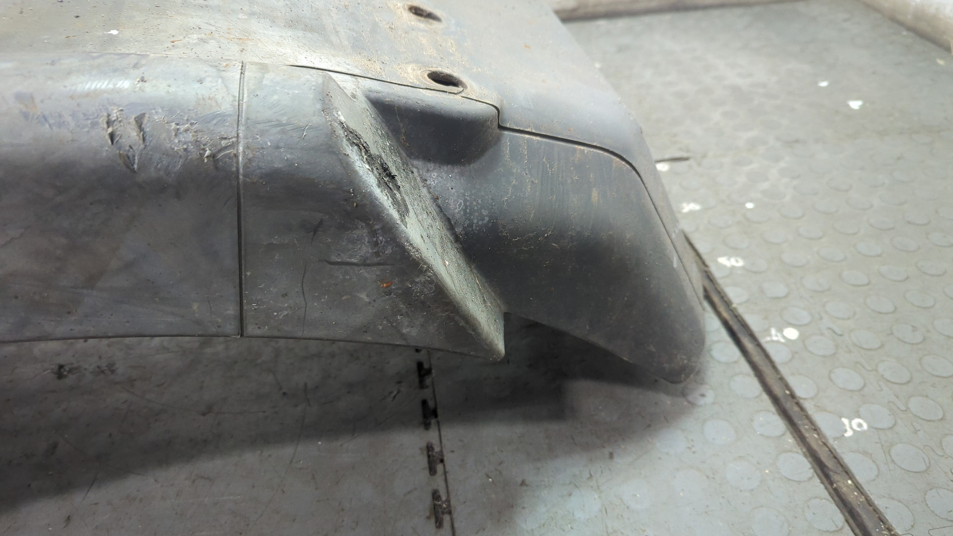 Крыло переднее правое