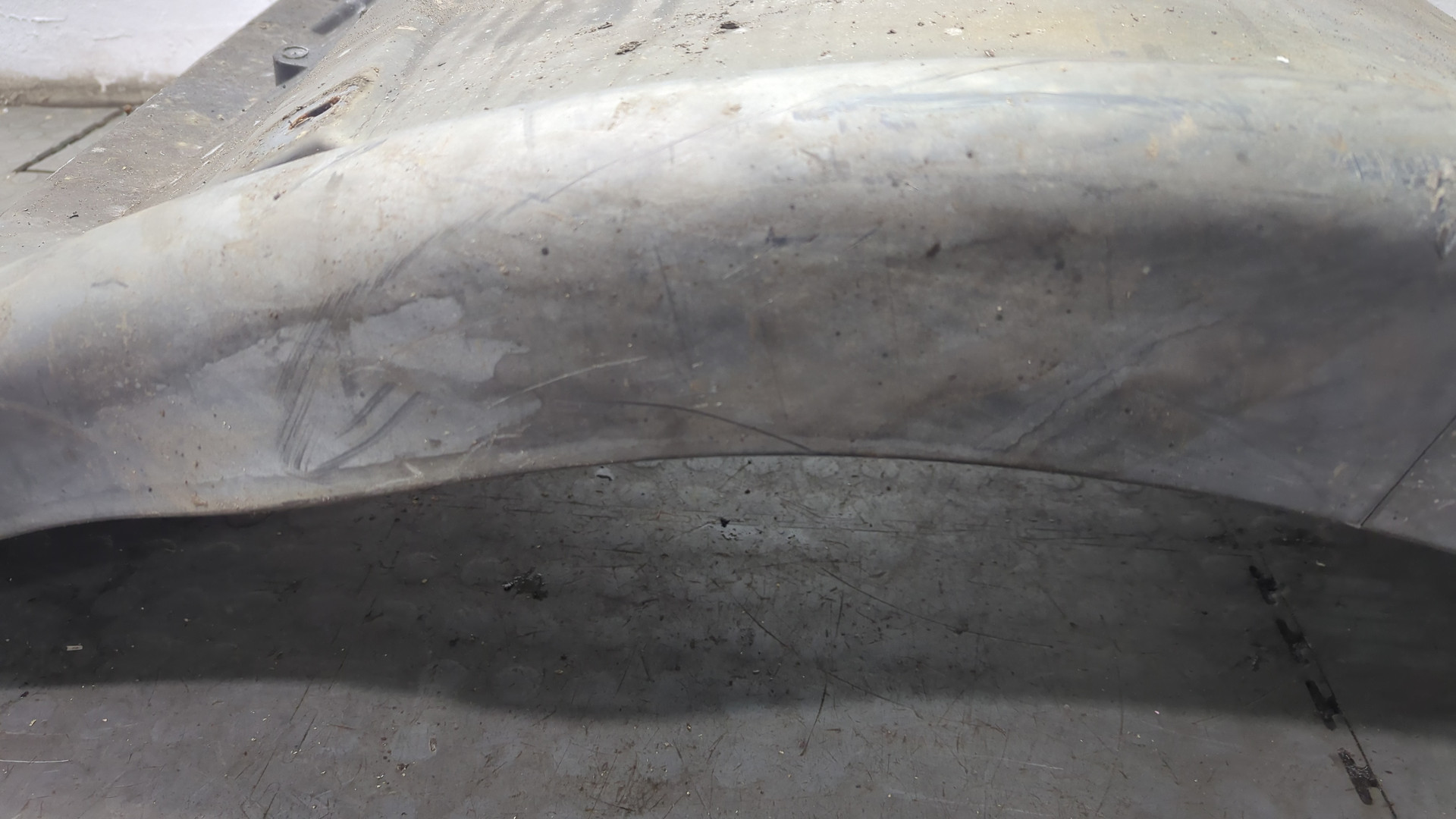 Крыло переднее правое