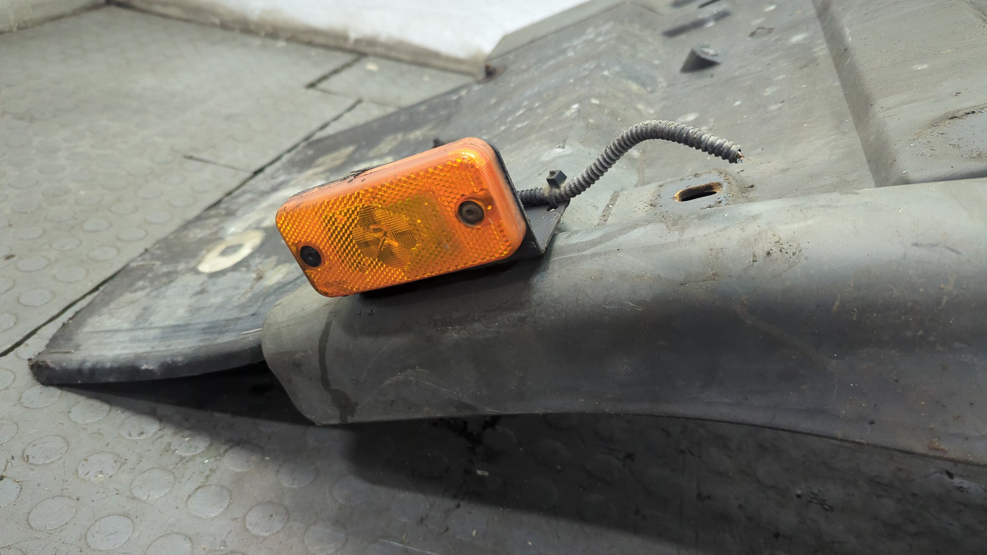 Крыло переднее правое