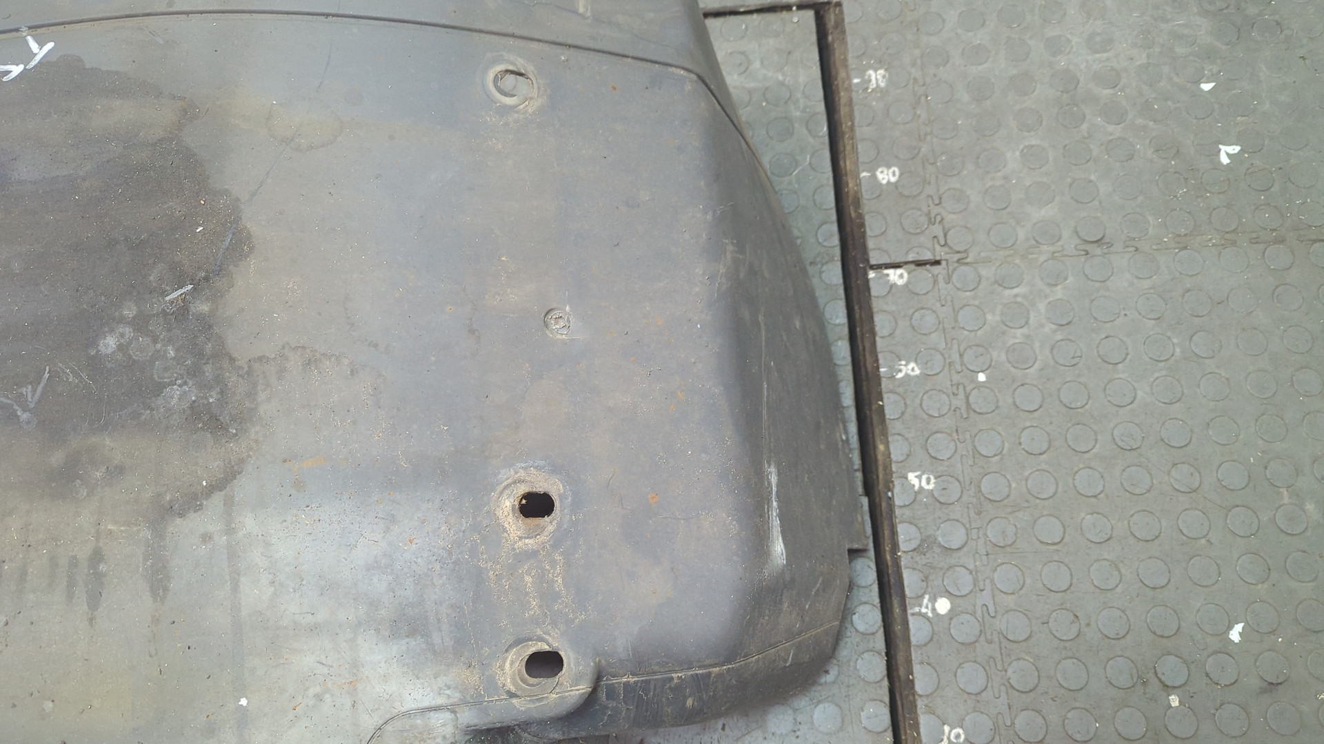 Крыло переднее правое